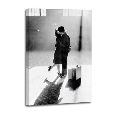 Anónimo - Couple kissing in train station 1944