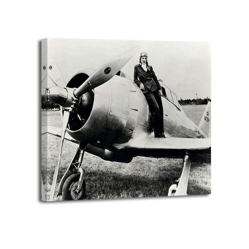 Anónimo - Female pilot standing on airplane